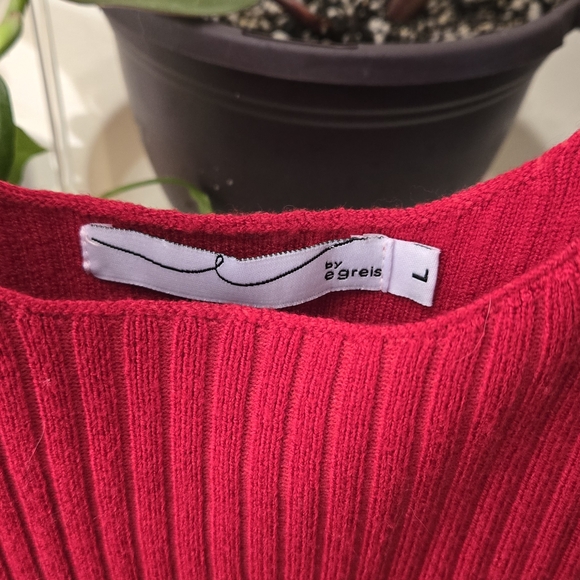 Chic Red Ribbed Midi Dress - Picture 2 of 3